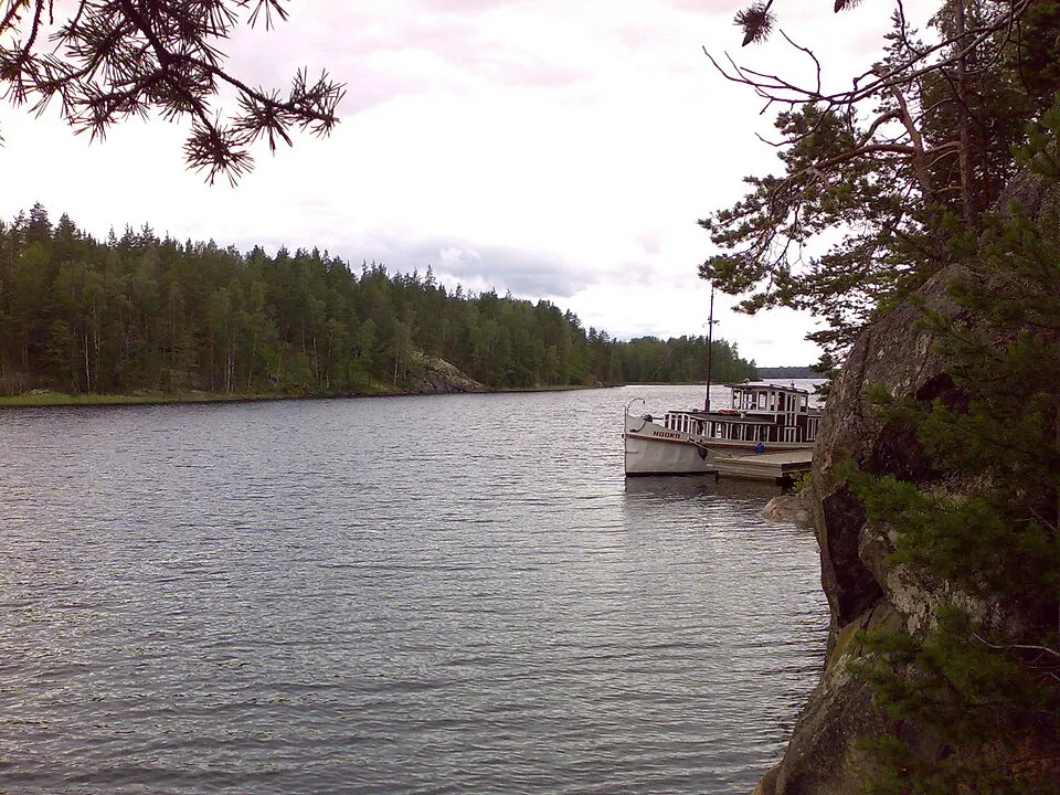 Astuvansalmen kalliomaalausten juurella - panoramio.jpg