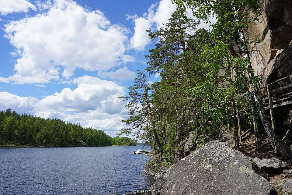 Astuvansalmen kalliomaalauksilla.jpg